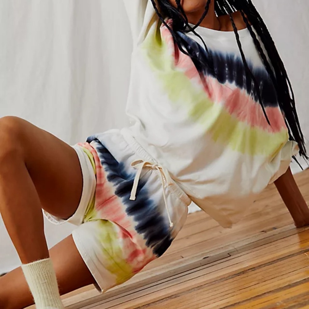 Electric & rose betty sweatshirt and matching shorts set in cloud